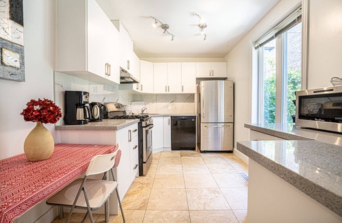 The Beaches Apartment | The Woodbine Beach House✔450yds from Beach ✔2BDRCondo✔Parking✔Garden