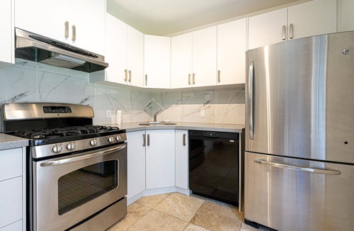 The Beaches Apartment | The Woodbine Beach House✔450yds from Beach ✔2BDRCondo✔Parking✔Garden