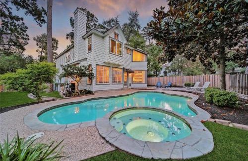 The Woodlands House | The Woodlands Gem with Pool and Spa