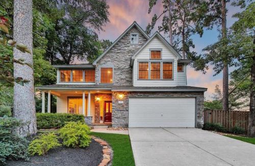 The Woodlands House | The Woodlands Gem with Pool and Spa