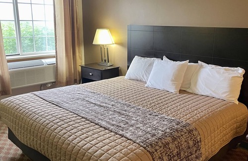 Connersville Hotel | The Woodridge Inn