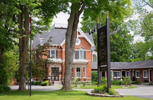 Gananoque Hotel | The Woodview Inn