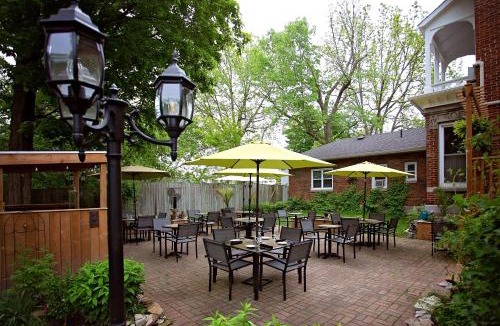 Gananoque Hotel | The Woodview Inn