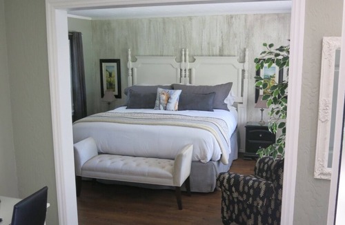Gananoque Hotel | The Woodview Inn