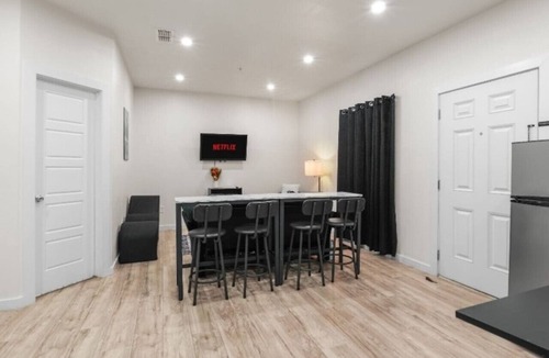 Bonanza Apartment | The WorkNest | Stylish Stay w/Desk & Fast Wi-Fi