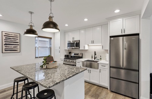 University District Apartment | The Worthington - 3 BR and Parking