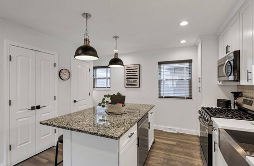 University District Apartment | The Worthington - 3 BR and Parking