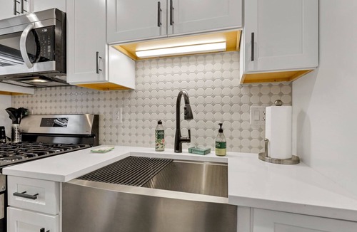 University District Apartment | The Worthington - 3 BR and Parking