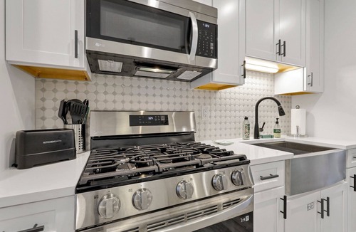 University District Apartment | The Worthington - 3 BR and Parking