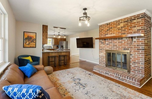 Graysville Hotel | The Wrenley Chateau! Convenient Location+Fire pit!