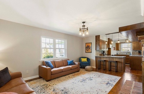 Graysville Hotel | The Wrenley Chateau! Convenient Location+Fire pit!