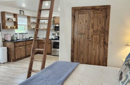 Guthrie Cabin | The Wren’s Nest Lake Cottage