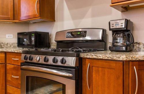 Wrigleyville Apartment | The Wrigleyville Deluxe -Steps from Wrigley Sleeps 10