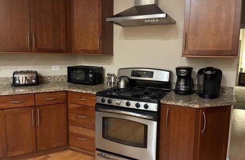 Wrigleyville Apartment | The Wrigleyville Deluxe -Steps from Wrigley Sleeps 10