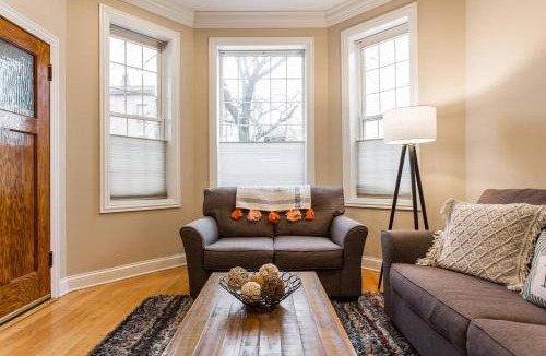Wrigleyville Apartment | The Wrigleyville VIP-200 Steps from Wrigley Field