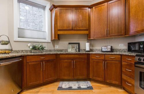 Wrigleyville Apartment | The Wrigleyville VIP-200 Steps from Wrigley Field