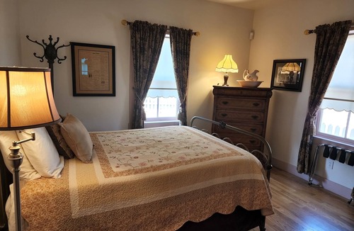 Tombstone Cottage | The Wyatt Earp House - 1 block from OK Corral