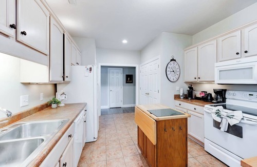 Lynchburg House | The Wyndsong, Cozy Patio, Fire Pit and Work Space!