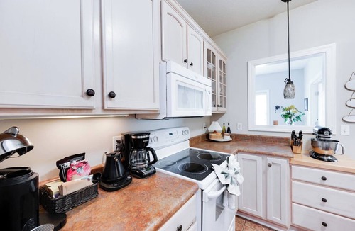 Lynchburg House | The Wyndsong, Cozy Patio, Fire Pit and Work Space!