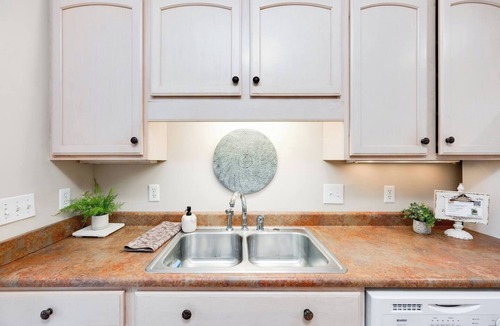 Lynchburg House | The Wyndsong, Cozy Patio, Fire Pit and Work Space!