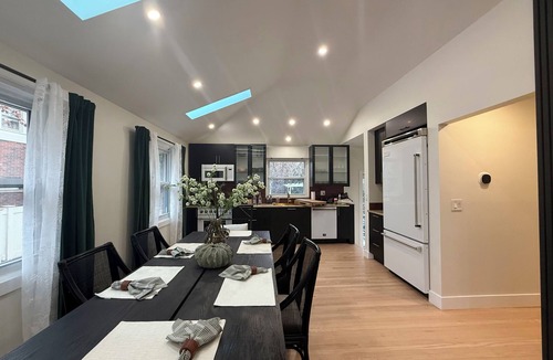 Arlington Heights House | THE YALE/4Bd/Modern/Professionally Designed/Premium location