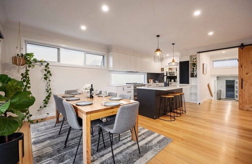 Yarra Glen House | The YarraView - Entertain with Panoramic Views