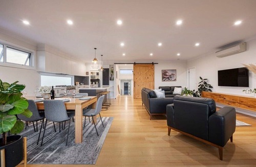 Yarra Glen House | The YarraView - Entertain with Panoramic Views