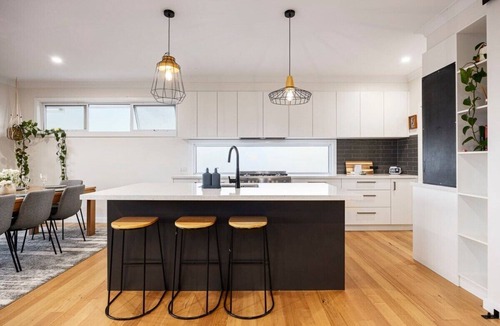 Yarra Glen House | The YarraView - Entertain with Panoramic Views