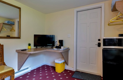 Ellsworth Cottage | The Yellow 2 Bedroom Cottage @Twin Hills Cottages
