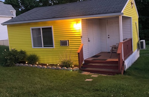 Ellsworth Cottage | The Yellow 2 Bedroom Cottage @Twin Hills Cottages