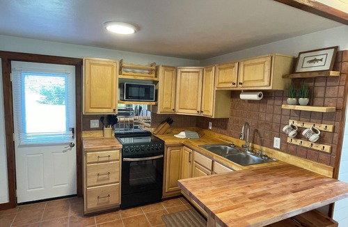 Gassville Cabin | The Yellow Cabin on the White River