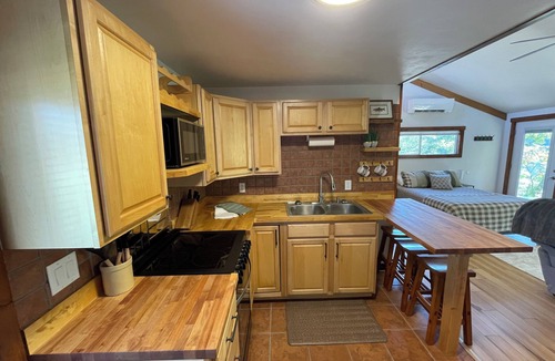 Gassville Cabin | The Yellow Cabin on the White River