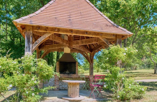 Monsac House | The Yellow Caravan – Unique Accommodation with Shared Heated Indoor Pool