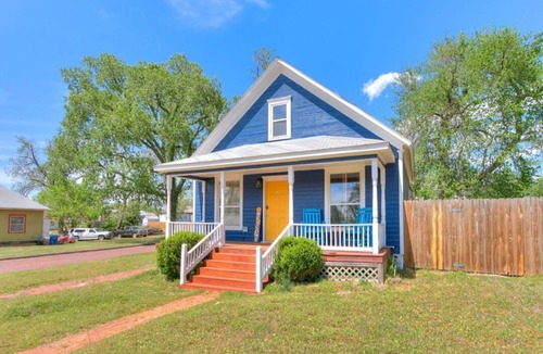 Guthrie Cottage | The Yellow Door - Guthrie - Walk to downtown Guthrie