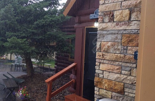 West Yellowstone Cabin | The Yellowstone Cabin 126: Master Suite Indulgence