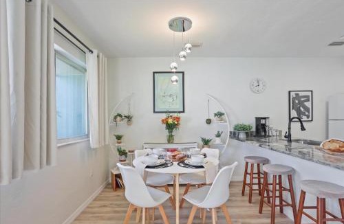 Gainesville House | The YinYang - King Bed , Workspace , Full Kitchen