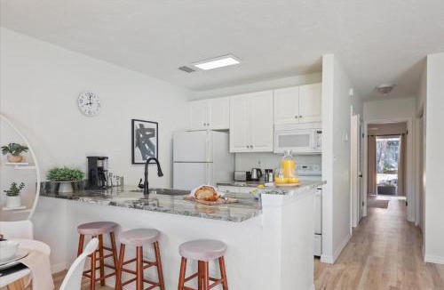 Gainesville House | The YinYang - King Bed , Workspace , Full Kitchen