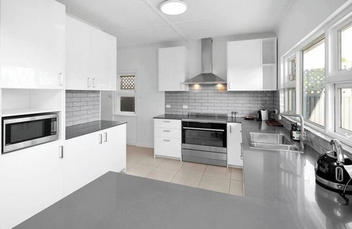 Blair Athol House | The Zebra - 4Bdrm, Slps 8, 2 Bathrm, Solar