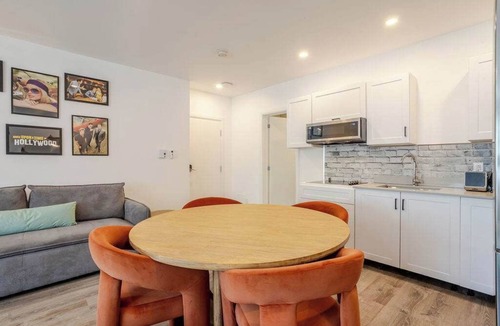 Latin Quarter Apartment | The Zen Cityscape: Charming 1 BR Apt in DT MTL