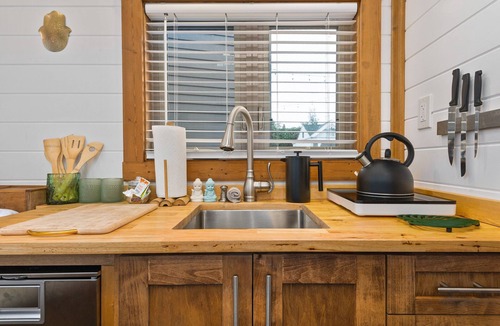 Kerns Hotel | The Zen - Custom Tiny Home w/Zen Vibe