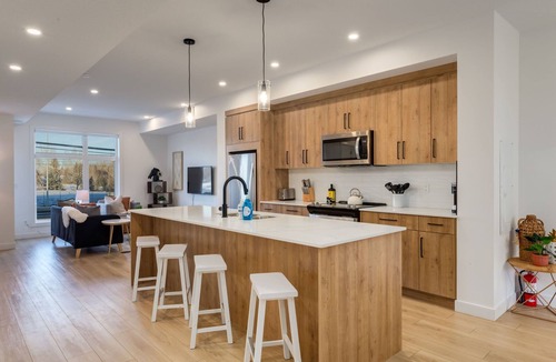 Shaganappi Apartment | The "Zen Den" 3 bedroom in YYC