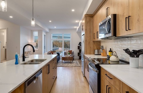 Shaganappi Apartment | The "Zen Den" 3 bedroom in YYC