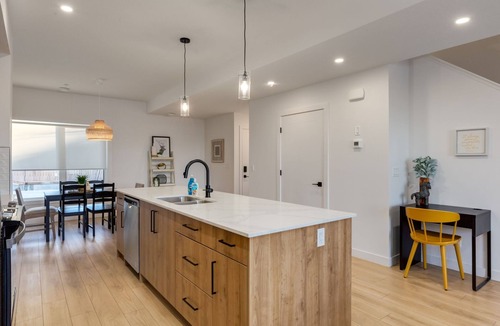 Shaganappi Apartment | The "Zen Den" 3 bedroom in YYC