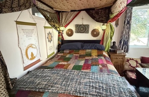 Fernwood House | The Zen Den: Garden Patio, Hot Tub, Canopy Bed