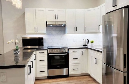 Downtown Apartment | The Zen Escape Modern Queen-Bed Full Apartment