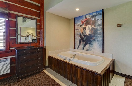 Columbia Hotel | Theme Suite w/Whirlpool, Living Area & Fireplace! Stoney Creek, Pool