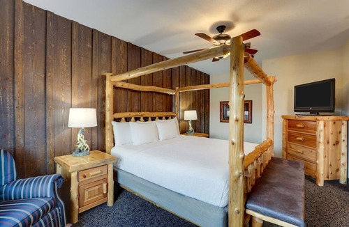 Sioux City Hotel | Theme Suite, Whirlpool, Stoney Creek, Dry Bar, Fireplace near 3rd St Attractions