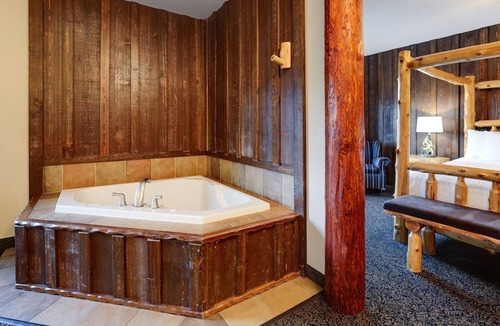 Sioux City Hotel | Theme Suite, Whirlpool, Stoney Creek, Dry Bar, Fireplace near 3rd St Attractions