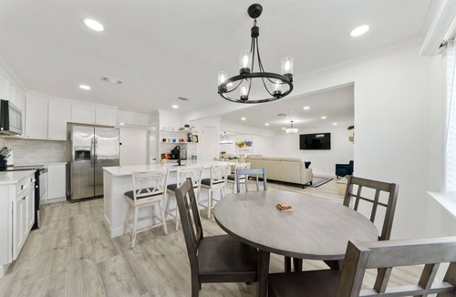 North Central Thousand Oaks House | theOAKloft-Heated Pool/HotTub- Games - Bring Fido- Memorable Experience