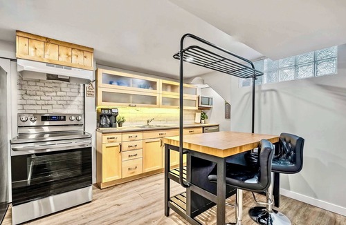 Northwest Calgary House | TheOwlet PetFriendly BigOffice QueenBD AC